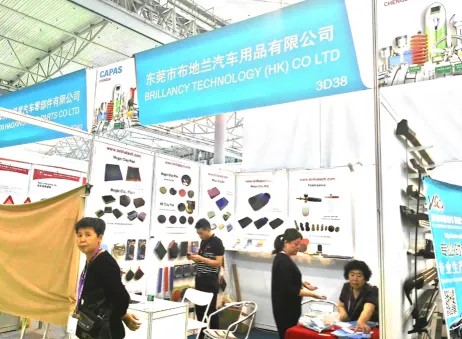 Brilliatech en Automechanika ShangHai no solo con almohadilla de arcilla, guante de arcilla, barra de arcilla mágica, también con las tías.