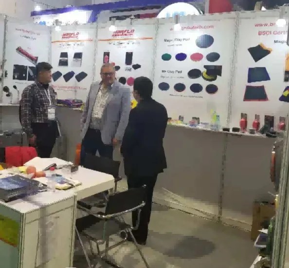 Chris Jiang, un mago de Brilliatech, habló con los clientes sobre barras mágicas de arcilla, almohadillas mágicas de arcilla, bolas de arcilla, guantes y herramientas de limpieza de automóviles en Automechanika Shanghai.