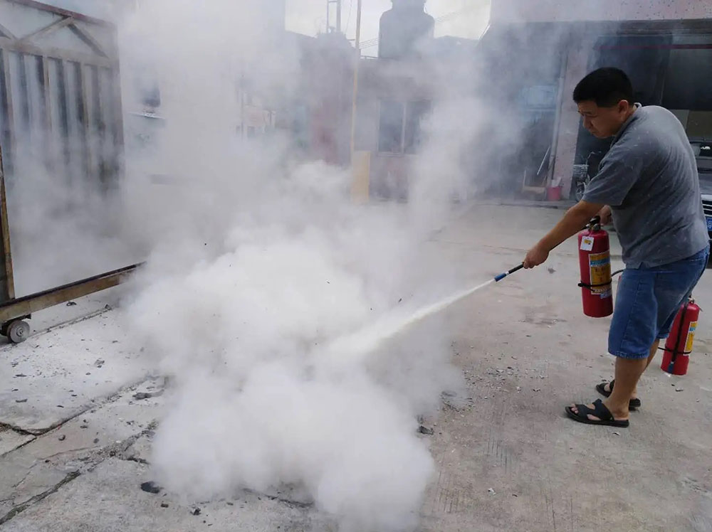 Upang makasunod sa mga kinakailangan ng ISO BSCI SGS, ang pabrika ng Brilliatech ay nagsasagawa ng fire drill bawat taon.Mga produktong magic clay at magic lay bar.