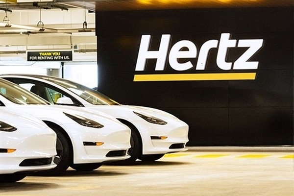 A gigante americana de aluguel de carros Hertz vende Tesla usado!Motivo: consertar carros é muito caro